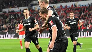 Torjubel der Freiburger: Ginter legt vor, H&ouml;ler verwandelt.