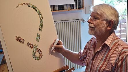Ferdinand M&uuml;hlbauer arbeitet an einem Knoten aus kunstvoll gefalteten Briefmarken.