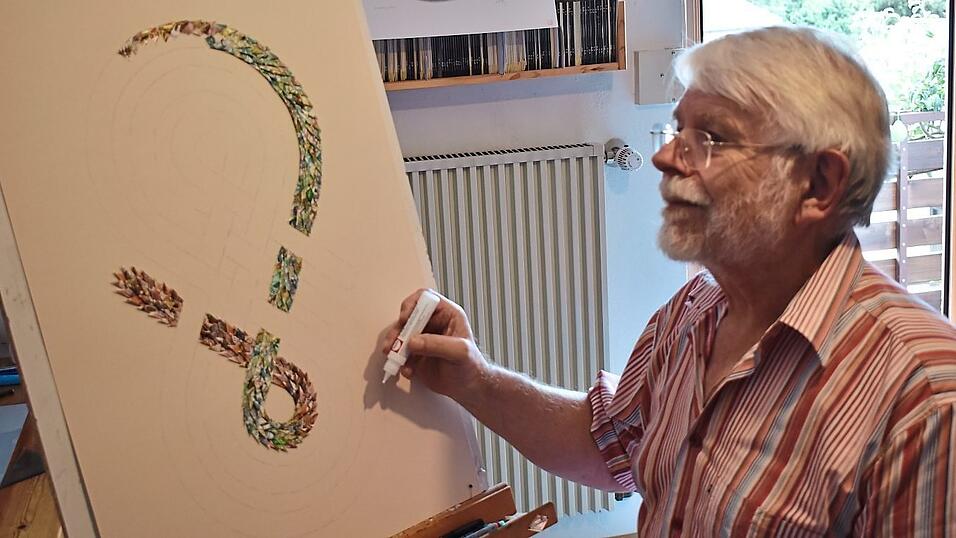 Ferdinand Mühlbauer arbeitet an einem Knoten aus kunstvoll gefalteten Briefmarken. Ferdinand Mühlbauer arbeitet an einem Knoten aus kunstvoll gefalteten Briefmarken.