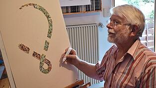 Ferdinand Mühlbauer arbeitet an einem Knoten aus kunstvoll gefalteten Briefmarken. Ferdinand Mühlbauer arbeitet an einem Knoten aus kunstvoll gefalteten Briefmarken.