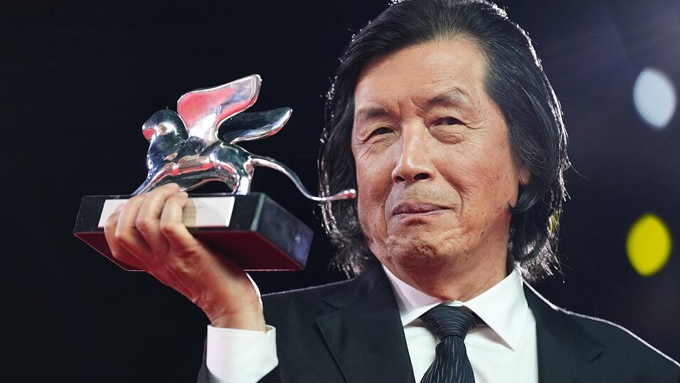 Lee Chang-dong ist einer der berühmtesten Regisseure Südkoreas. Lee Chang-dong ist einer der berühmtesten Regisseure Südkoreas.