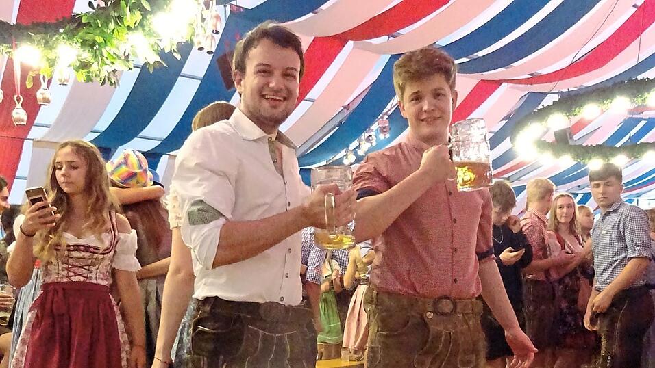 Schon kurz nach dem 'O'zapft is - auf eine friedliche Dult' standen die jungen Leute auf den B&auml;nken.