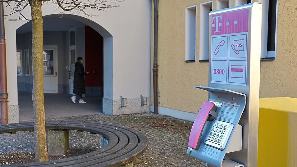 Mit dem öffentlichen Fernsprecher am Marktplatz (hier im Bild) und seinem Pendant bei der Stadthalle verschwinden die letzten beiden Einrichtungen dieser Art in der Hopfenstadt. Mit dem öffentlichen Fernsprecher am Marktplatz (hier im Bild) und seinem Pendant bei der Stadthalle verschwinden die letzten beiden Einrichtungen dieser Art in der Hopfenstadt.