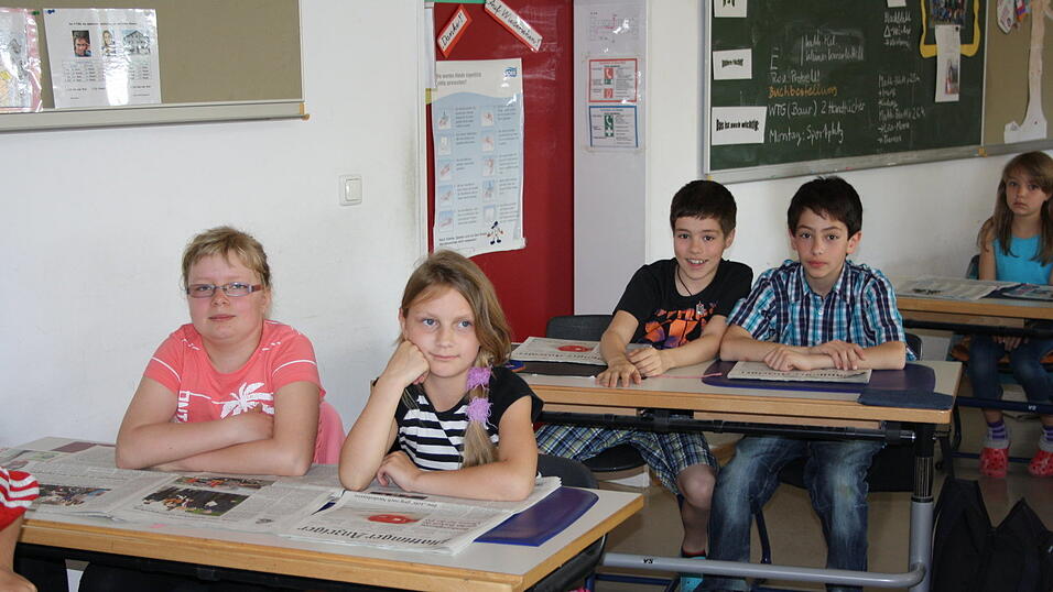 Vor allem der Plattlinger Lokalteil und die Kindernachrichten interessierten die Schüler von Ulrike Löw in der Grundschule Plattling. (Foto: Tanja Pfeffer) Vor allem der Plattlinger Lokalteil und die Kindernachrichten interessierten die Schüler von Ulrike Löw in der Grundschule Plattling. (Foto: Tanja Pfeffer)