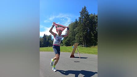 Carl Hierl bei seinem Zieleinlauf. Er holte sich zum ersten Mal den Titel.