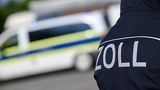 Wegen des Verdachts des Zigarettenschmuggels im großen Stil sind zehn Personen festgenommen worden. (Symbolbild) Wegen des Verdachts des Zigarettenschmuggels im großen Stil sind zehn Personen festgenommen worden. (Symbolbild)