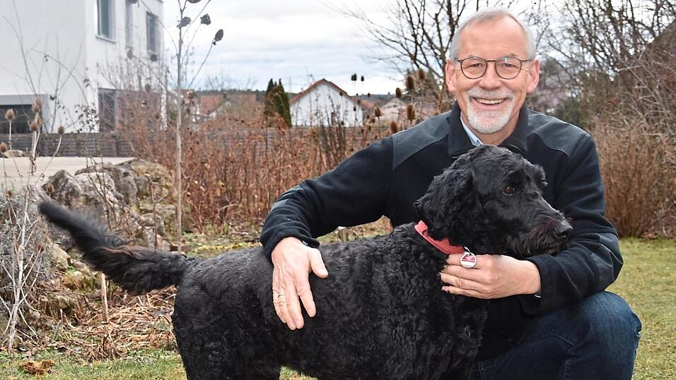 Heinz Kroiss mit Hund Leo im Garten. Der 68-J&auml;hrige tritt zum dritten Mal als Landratskandidat an.