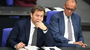 Merz und Klingbeil wirkten nachdenklich im Bundestag. Merz und Klingbeil wirkten nachdenklich im Bundestag.
