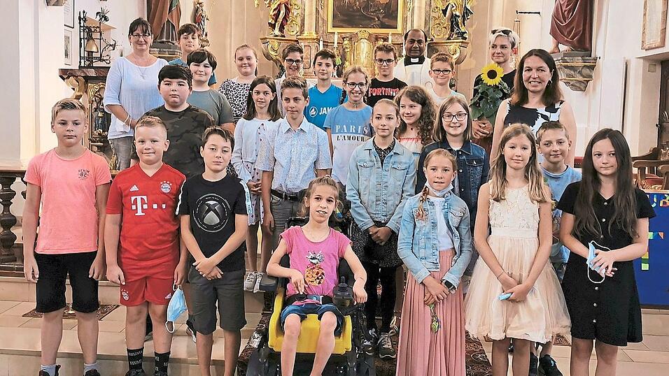 Isabella Hartl (Zweite Reihe, rechts) verabschiedete die Sch&uuml;ler der vierten Klasse und der Partnerklasse zusammen mit Pfarrer Kata und Margareta Grass, der Lehrerin der Partnerklasse (hinten, links).