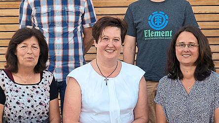 Ortsbäuerin Karolina Sax, Stellvertreterin Eva Englberger und Kreisbäuerin Claudia Erndl (vorne von rechts), sowie Ortsobmann Thomas Harlander und Stellvertreter Thomas Breu (hinten, von links).