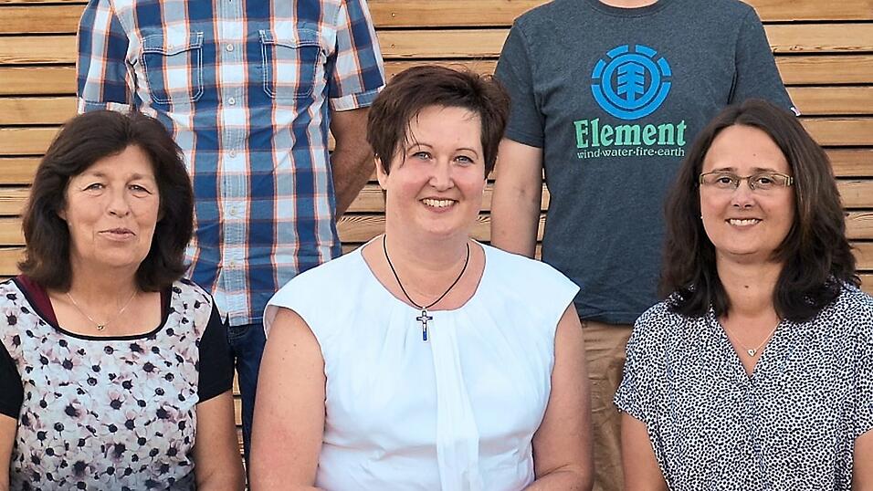Ortsb&auml;uerin Karolina Sax, Stellvertreterin Eva Englberger und Kreisb&auml;uerin Claudia Erndl (vorne von rechts), sowie Ortsobmann Thomas Harlander und Stellvertreter Thomas Breu (hinten, von links).