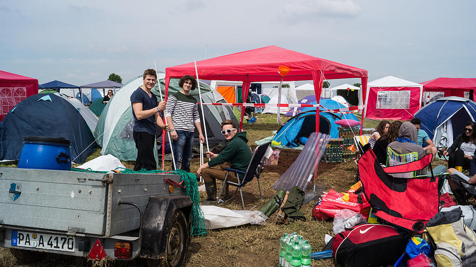 Auf dem Campingplatz lassen es die Pfingst-Open-Air-Besucher richtig krachen, aufgenommen von Regina Hölzel am Freitag. Auf dem Campingplatz lassen es die Pfingst-Open-Air-Besucher richtig krachen, aufgenommen von Regina Hölzel am Freitag.