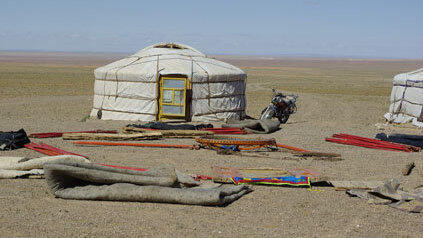 Imke Hansen und Andreas Goldbrunner reisen um die Welt. In der Wüste Gobi. Imke Hansen und Andreas Goldbrunner reisen um die Welt. In der Wüste Gobi.