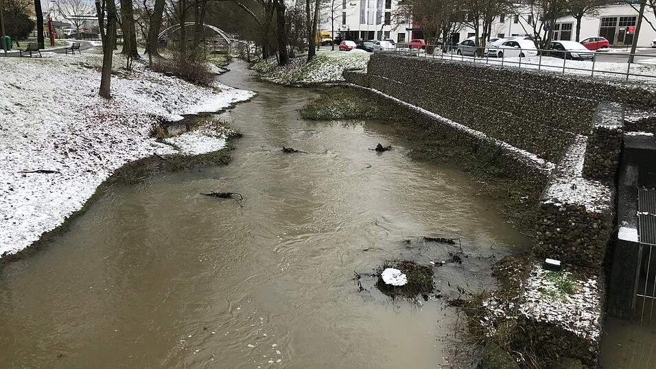 Der Allachbach hat an mehreren Stellen den angrenzenden Geh- und Radweg überflutet. Der Allachbach hat an mehreren Stellen den angrenzenden Geh- und Radweg überflutet.
