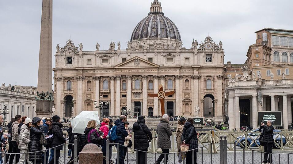 Auch auf dem Petersplatz wird wieder für Papst Franziskus gebetet.
