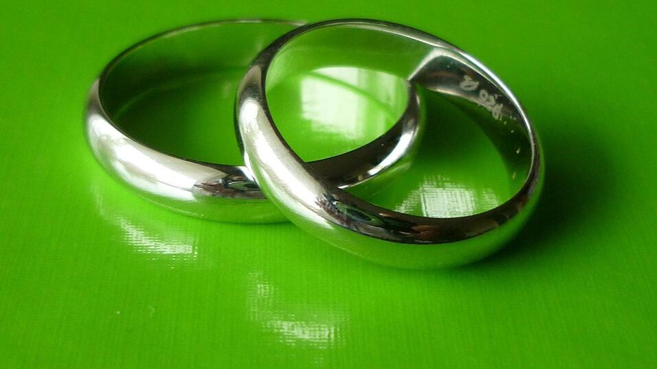 Wie die Feier nach dem Ringtausch ausfällt, ist sehr unterschiedlich. Wie die Feier nach dem Ringtausch ausfällt, ist sehr unterschiedlich.