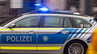 Der Polizei zufolge war es eine größere Gruppe, die die Israel-Flagge mit Feuerwerk beschossen hatte. (Symbolbild)