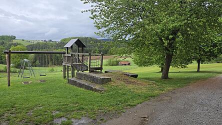 Der Spielplatz Schwarzholz soll erweitert werden. Gleichzeitig sollen am anderen Ende des Grundst&uuml;cks Stellpl&auml;tze entstehen. Dort befindet sich derzeit ein ungenutzter Basketballplatz.