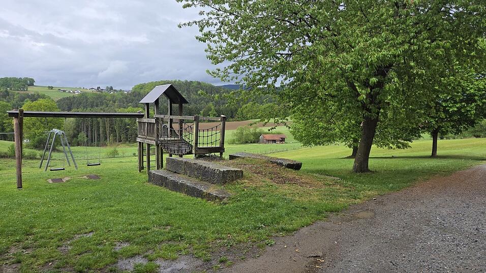 Der Spielplatz Schwarzholz soll erweitert werden. Gleichzeitig sollen am anderen Ende des Grundst&uuml;cks Stellpl&auml;tze entstehen. Dort befindet sich derzeit ein ungenutzter Basketballplatz.