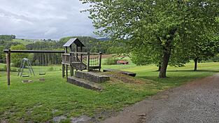 Der Spielplatz Schwarzholz soll erweitert werden. Gleichzeitig sollen am anderen Ende des Grundst&uuml;cks Stellpl&auml;tze entstehen. Dort befindet sich derzeit ein ungenutzter Basketballplatz.