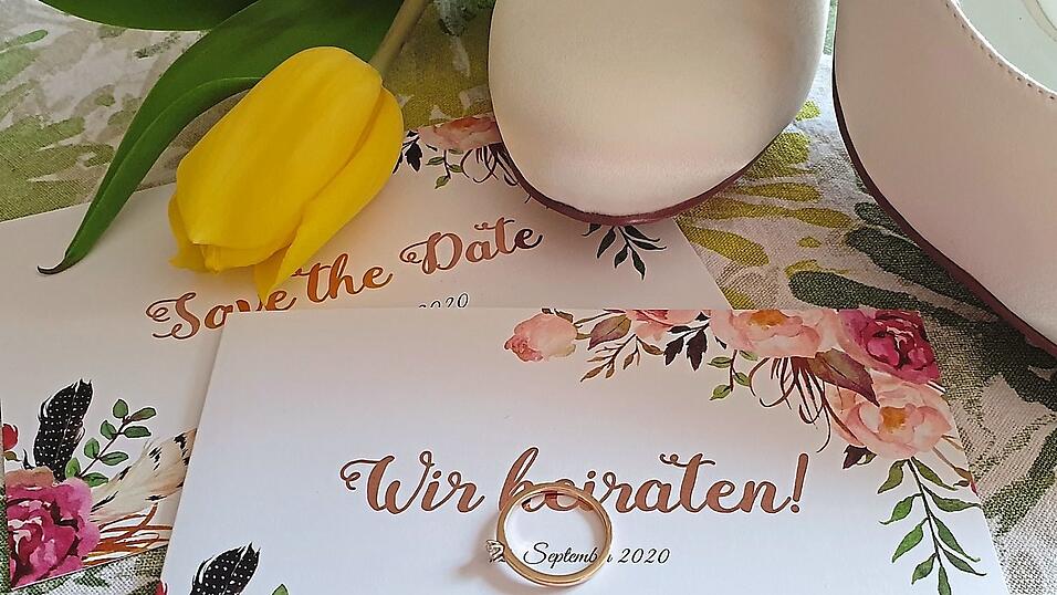 Viele Paare entschließen sich, die Hochzeit zu verschieben, wenn sie von den Corona-Beschränkungen nicht bereits dazu gezwungen worden sind. Und auch für die Dienstleister der Branche ist die aktuelle Situation eine Herausforderung. Viele Paare entschließen sich, die Hochzeit zu verschieben, wenn sie von den Corona-Beschränkungen nicht bereits dazu gezwungen worden sind. Und auch für die Dienstleister der Branche ist die aktuelle Situation eine Herausforderung.