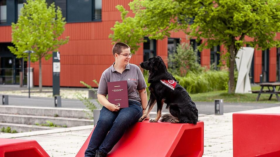 Masterstudentin Magdalena Thomeczek und ihr Australian Sheperd Rüde Dice helfen mit Grips und Näschen, vermisste Personen zu finden.