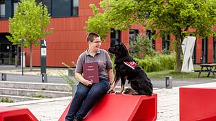 Masterstudentin Magdalena Thomeczek und ihr Australian Sheperd Rüde Dice helfen mit Grips und Näschen, vermisste Personen zu finden.