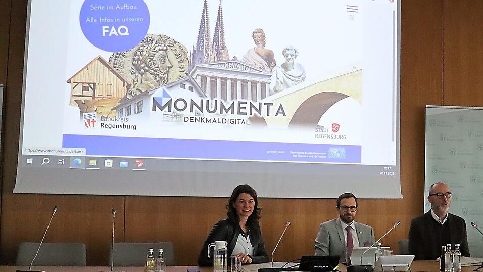 Kulturreferent Thomas Feuerer (rechts) sprach im Beisein von Landrätin Tanja Schweiger (links) und Landratsamtsgeschäftsleiter Maximilian Sedlmaier (Mitte) über die Zukunft der Monumenta-App. Kulturreferent Thomas Feuerer (rechts) sprach im Beisein von Landrätin Tanja Schweiger (links) und Landratsamtsgeschäftsleiter Maximilian Sedlmaier (Mitte) über die Zukunft der Monumenta-App.