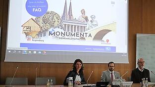 Kulturreferent Thomas Feuerer (rechts) sprach im Beisein von Landrätin Tanja Schweiger (links) und Landratsamtsgeschäftsleiter Maximilian Sedlmaier (Mitte) über die Zukunft der Monumenta-App.
