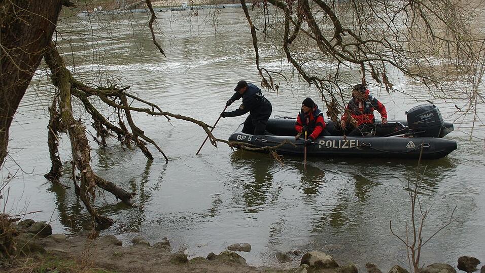 Mit zwei Booten sucht die Polizei am Donnerstag, 23. März, das südliche Donauufer in Regensburg ab. Seit Sonntag wird die 20-jährige Studentin Malina Klaar in der Domstadt vermisst. Mit zwei Booten sucht die Polizei am Donnerstag, 23. März, das südliche Donauufer in Regensburg ab. Seit Sonntag wird die 20-jährige Studentin Malina Klaar in der Domstadt vermisst.