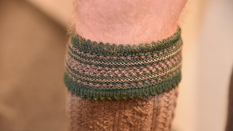 Trachtenhemden sind idealerweise einfarbig, die Kniestrümpfe werden traditionell hochgezogen.