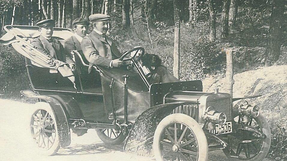 Der Arzt Gottfried Daxl, hier am Steuer, erwarb diesen Flitzer im April 1909 von Matthias Steiger.