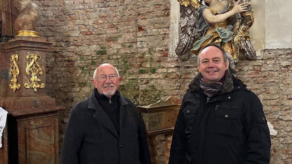 B&uuml;rgermeister Werner Sch&auml;fer (links) und Pater Martin in Frauenbr&uuml;nnl. Seit &uuml;ber 14 Jahren blicken Gottesdienstbesucher auf das blanke Mauerwerk.