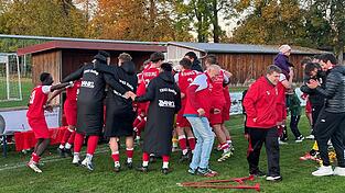 Rodings Last-Minute-Sieg im Kellerduell gegen den FC Teisbach wurde - wenn wundert es - ausgelassen gefeiert. Rodings Last-Minute-Sieg im Kellerduell gegen den FC Teisbach wurde - wenn wundert es - ausgelassen gefeiert.