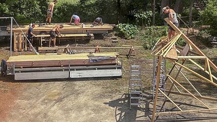 Die Vereinsmitglieder bauen aktuell die B&uuml;hne auf. Das Gel&auml;nde liegt neben der ehemaligen Schreinerei Matth&auml;us Hahn am Wiesenweg.