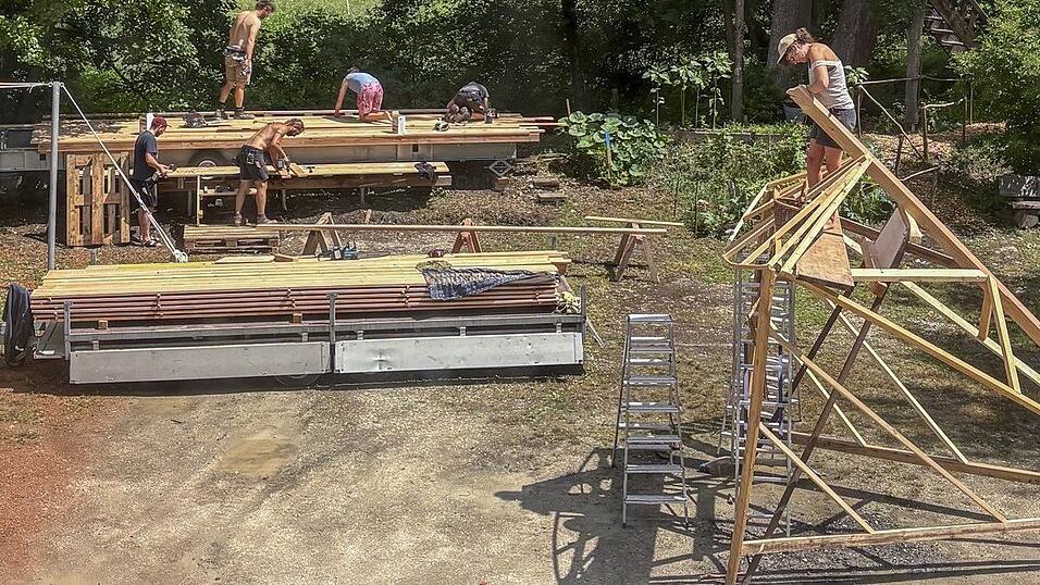 Die Vereinsmitglieder bauen aktuell die Bühne auf. Das Gelände liegt neben der ehemaligen Schreinerei Matthäus Hahn am Wiesenweg. Die Vereinsmitglieder bauen aktuell die Bühne auf. Das Gelände liegt neben der ehemaligen Schreinerei Matthäus Hahn am Wiesenweg.