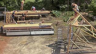 Die Vereinsmitglieder bauen aktuell die Bühne auf. Das Gelände liegt neben der ehemaligen Schreinerei Matthäus Hahn am Wiesenweg. Die Vereinsmitglieder bauen aktuell die Bühne auf. Das Gelände liegt neben der ehemaligen Schreinerei Matthäus Hahn am Wiesenweg.
