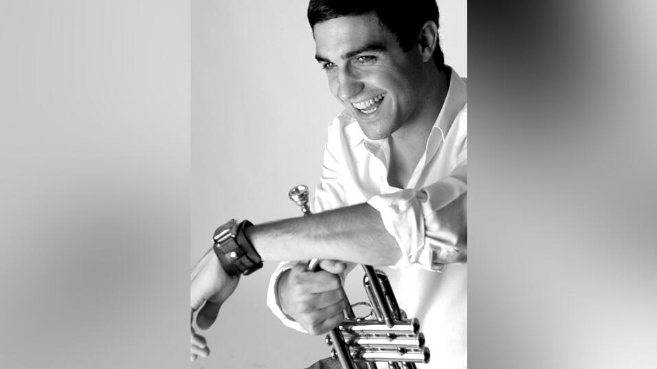 Dominik Glöbl, Solo und bei den Bayerischen Löwen. Dominik Glöbl, Solo und bei den Bayerischen Löwen.