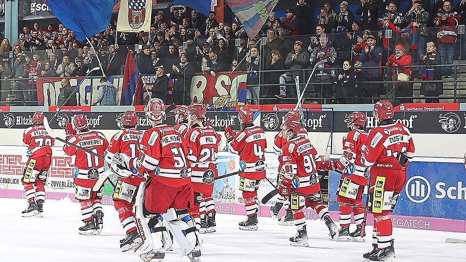 Bei der Ehrenrunde nach dem Heimsieg über die Bietigheim Steelers bedankten sich die DSC-ler bei ihren Fans, in Höchstadt soll es genauso sein. Bei der Ehrenrunde nach dem Heimsieg über die Bietigheim Steelers bedankten sich die DSC-ler bei ihren Fans, in Höchstadt soll es genauso sein.