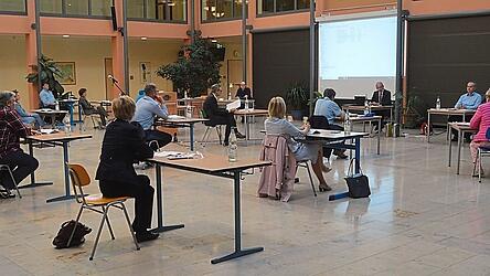 So weit getrennt tagten die Gemeinder&auml;te zu Beginn der Sitzungsperiode im Jahr 2020, als die staatlich verf&uuml;gten Corona-Einschr&auml;nkungen das Leben der Menschen bestimmten.