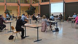 So weit getrennt tagten die Gemeinder&auml;te zu Beginn der Sitzungsperiode im Jahr 2020, als die staatlich verf&uuml;gten Corona-Einschr&auml;nkungen das Leben der Menschen bestimmten.