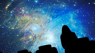 Eine Frau schaut sich im Planetarium der Europäischen Südsternwarte den Sternenhimmel an. Eine Frau schaut sich im Planetarium der Europäischen Südsternwarte den Sternenhimmel an.