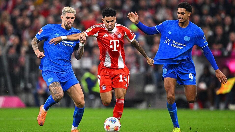 Fehlende Zweikampfhärte: Auch Bayer-Kapitän Robert Andrich (l) rannte den Bayern-Spielern nur hilflos hinterher. Fehlende Zweikampfhärte: Auch Bayer-Kapitän Robert Andrich (l) rannte den Bayern-Spielern nur hilflos hinterher.