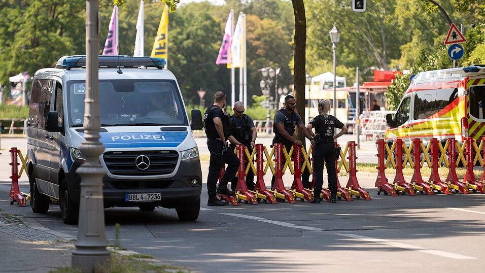 Die Berliner Polizei sichert die Techno-Parade &laquo;Rave The Planet&raquo; mit einem gro&szlig;en Aufgebot.
