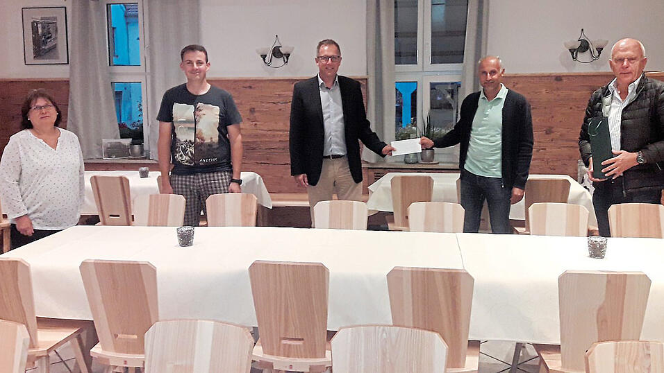 Schatzmeisterin Petra Wirth, Schriftf&uuml;hrer Martin Kreutz, B&uuml;rgermeister Christian Dobmeier, Pr&auml;sident Josef Bauer und der ehemalige B&uuml;rgermeister Karl Wellenhofer (von links).