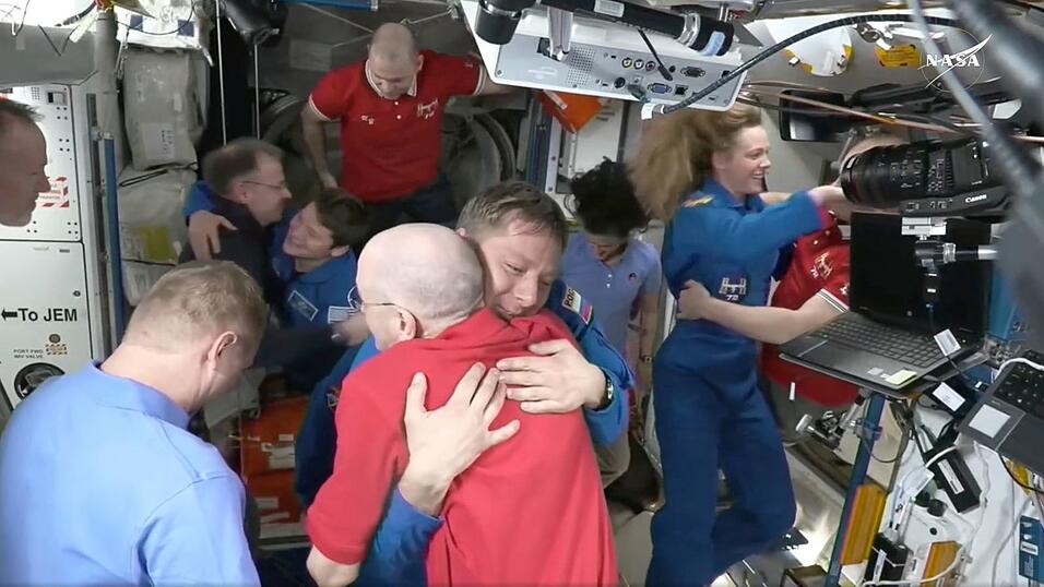 Die Raumfahrer umarmten sich herzlich, nachdem die SpaceX-Kapsel an die ISS angedockt hatte.