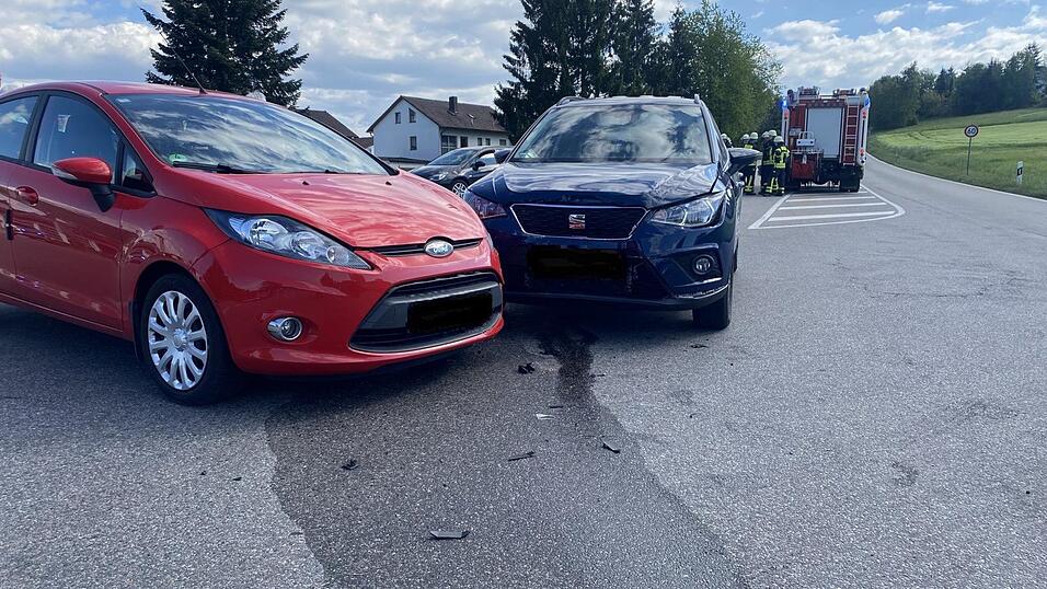 In H&ouml;he des Bad K&ouml;tztinger Feuerwehrzentrums kam es zur Kollision der beiden Fahrzeuge.