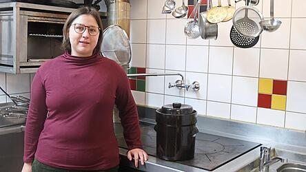 Die K&uuml;che der Weiberwirtschaft wird k&uuml;nftig nicht mehr nur Anlaufstelle beim Lammfleischverkauf sein, sondern auch wieder die G&auml;ste mit Gaumenfreuden verw&ouml;hnen. Susi Stangl freut sich darauf, die Gaststube wieder flexibel, aber doch regelm&auml;&szlig;ig aufzusperren.