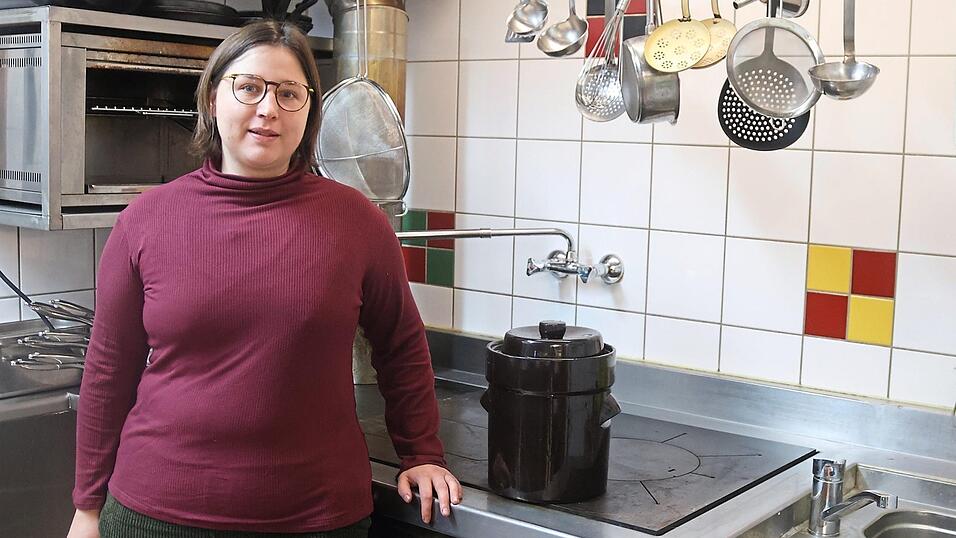 Die Küche der Weiberwirtschaft wird künftig nicht mehr nur Anlaufstelle beim Lammfleischverkauf sein, sondern auch wieder die Gäste mit Gaumenfreuden verwöhnen. Susi Stangl freut sich darauf, die Gaststube wieder flexibel, aber doch regelmäßig aufzusperren. Die Küche der Weiberwirtschaft wird künftig nicht mehr nur Anlaufstelle beim Lammfleischverkauf sein, sondern auch wieder die Gäste mit Gaumenfreuden verwöhnen. Susi Stangl freut sich darauf, die Gaststube wieder flexibel, aber doch regelmäßig aufzusperren.