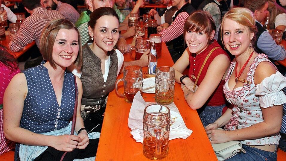Die Fr&uuml;hjahrsdult 2017 in Landshut neigt sich dem Ende entgegen. Grund genug, noch einmal richtig in den Bierzelten zu feiern - abgerundet vom traditionellen Feuerwerk.